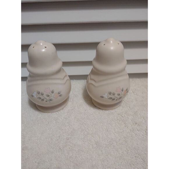 Pfaltzgraff Remembrance floral salt and pepper stoneware shakers set pair - Picture 1 of 7